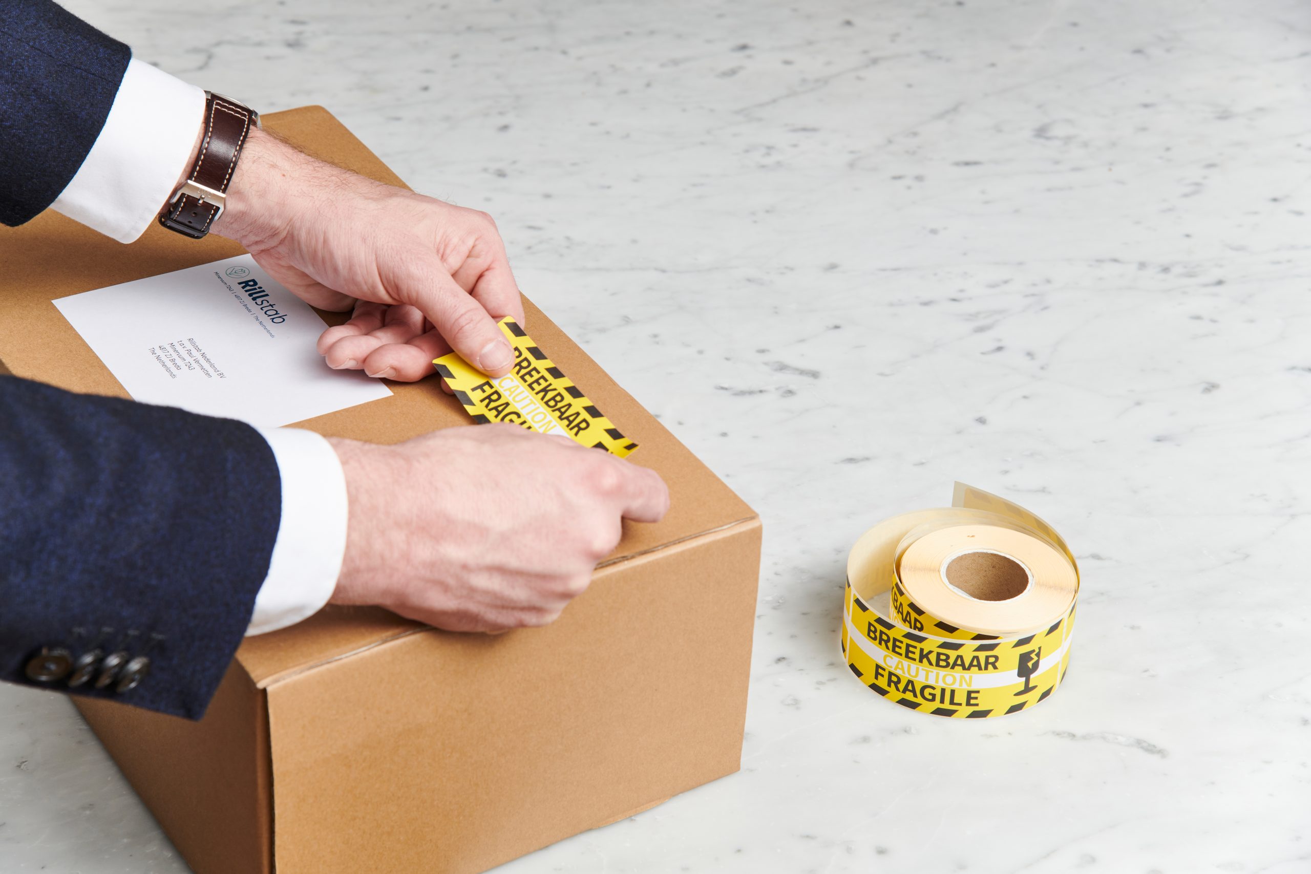 Etiket op rol - Breekbaar / Caution / Fragile 46x125mm - Afbeelding 4